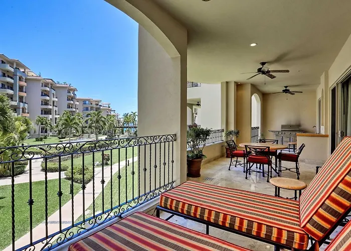 La Condo: Pools, Hot Tub, & Balcony