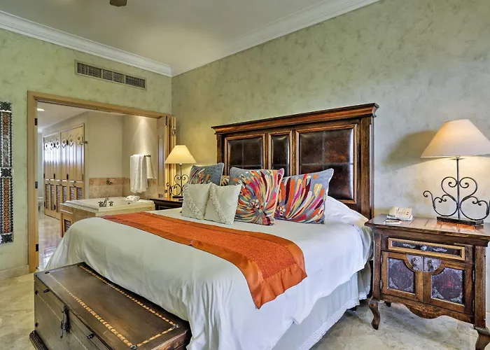 La Condo: Pools, Hot Tub, & Balcony