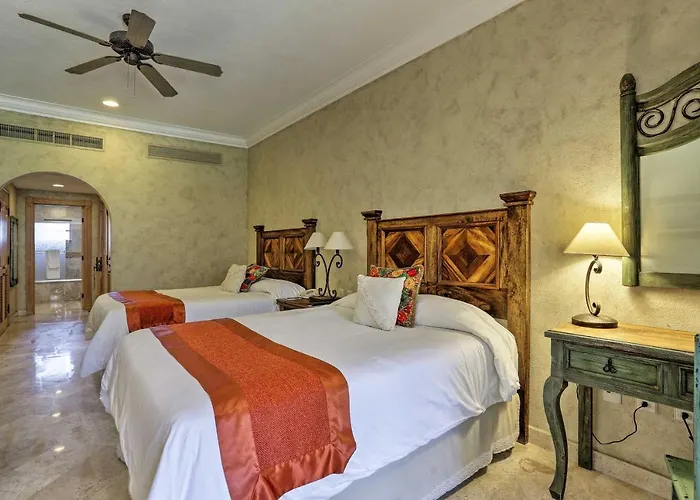 La Condo: Pools, Hot Tub, & Balcony